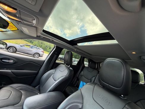 Used 2019 Jeep Cherokee Limited w/ Luxury Group AWD/4WD image 12