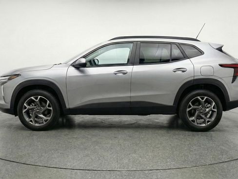 Used 2025 Chevrolet Trax LT w/ LT Convenience Package image 5