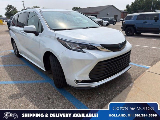 Used 2023 Toyota Sienna XLE AWD/4WD image 1
