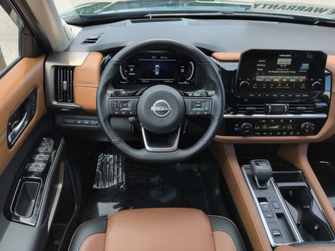 Certified 2025 Nissan Pathfinder Platinum FWD image 17