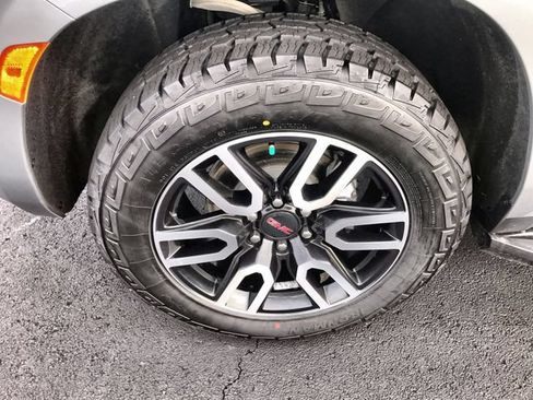 Used 2024 GMC Yukon AT4 w/ Technology Package AWD/4WD image 10