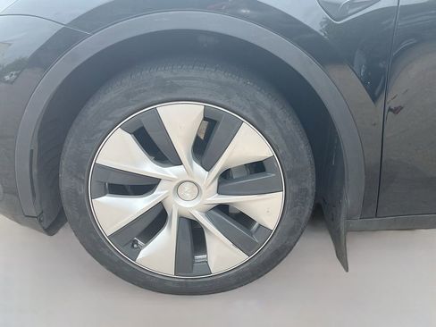 Used 2023 Tesla Model Y Long Range image 29