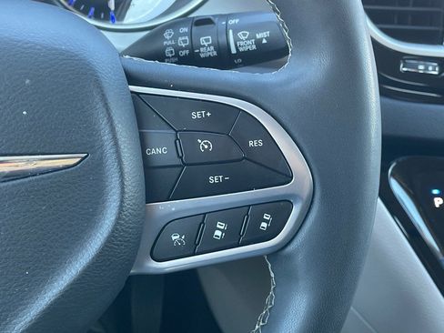 Used 2022 Chrysler Pacifica Touring-L image 20