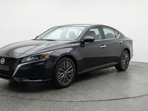 Used 2025 Nissan Altima 2.5 SV image 3