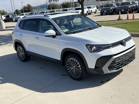 Certified 2025 Volkswagen Taos SE w/ Panoramic Sunroof Package FWD image 2