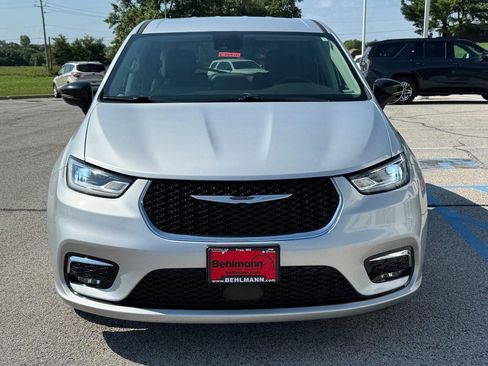 Used 2024 Chrysler Pacifica Touring-L FWD image 12