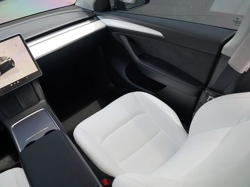Used 2022 Tesla Model Y Long Range AWD/4WD image 27