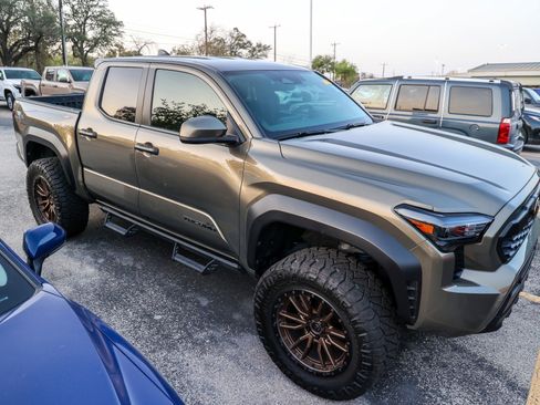 Used 2025 Toyota Tacoma TRD Off-Road image 5
