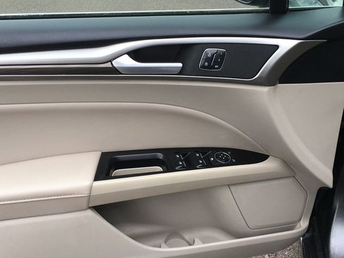 Used 2017 Ford Fusion SE FWD image 19