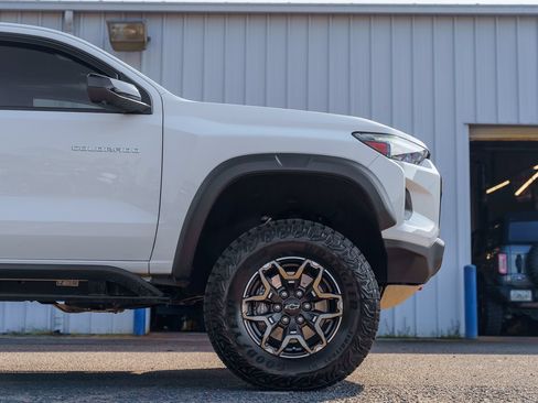 Used 2024 Chevrolet Colorado ZR2 w/ Technology Package AWD/4WD image 9