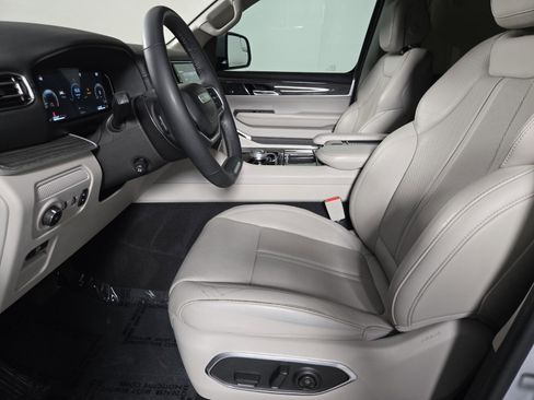 Used 2022 Jeep Wagoneer Series III image 10