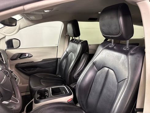 Used 2023 Chrysler Pacifica Touring-L FWD image 30