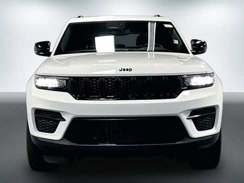 Used 2023 Jeep Grand Cherokee Altitude AWD/4WD image 2