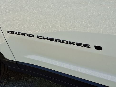 New 2025 Jeep Grand Cherokee Altitude image 16