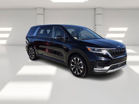 Used 2024 Kia Carnival EX image 7