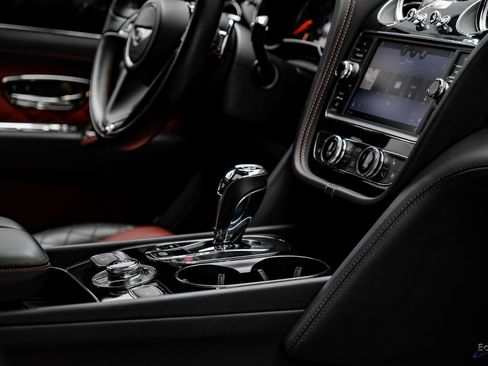 Used 2019 Bentley Bentayga image 54
