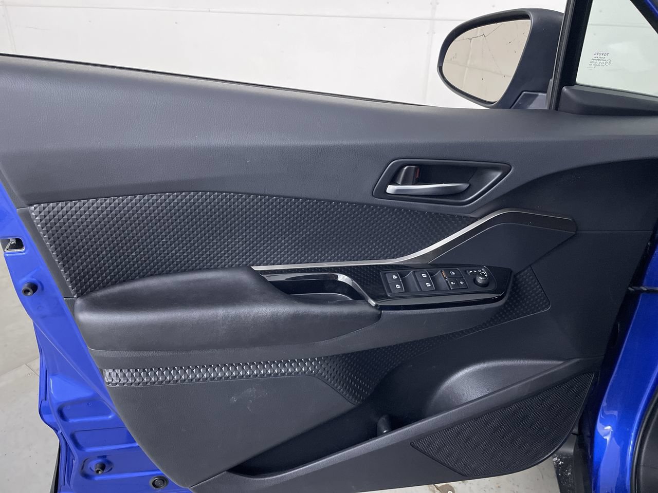 Used 2019 Toyota C-HR XLE FWD image 11