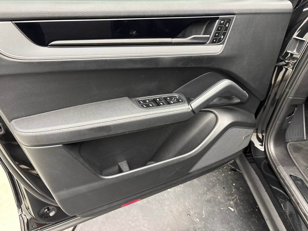 Certified 2024 Porsche Cayenne AWD/4WD image 4