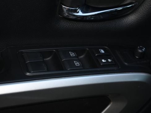 Used 2019 Nissan Titan SV image 10