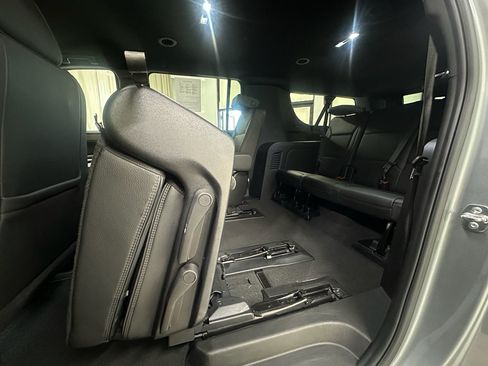 Used 2025 GMC Yukon XL Denali AWD/4WD image 15