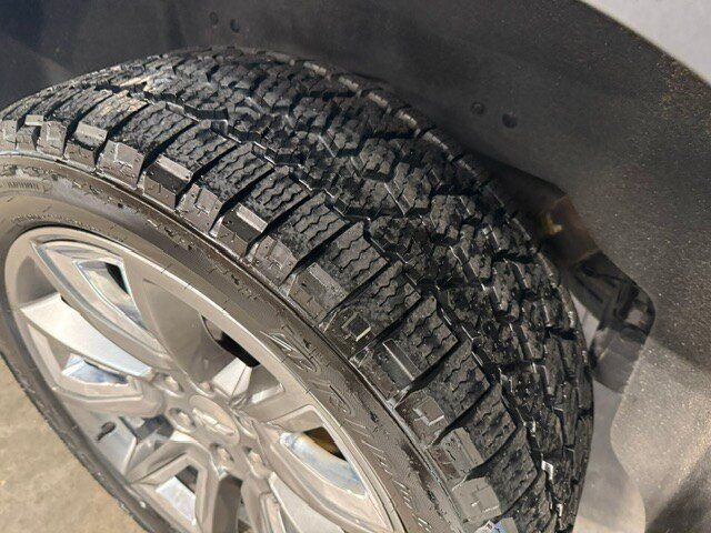 Used 2018 Chevrolet Suburban Premier AWD/4WD image 37