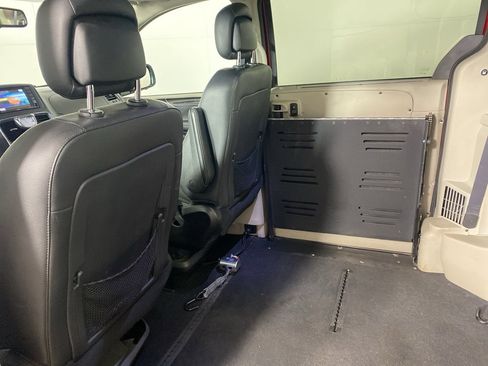 Used 2016 Chrysler Town & Country Touring w/ Driver Convenience Group image 13