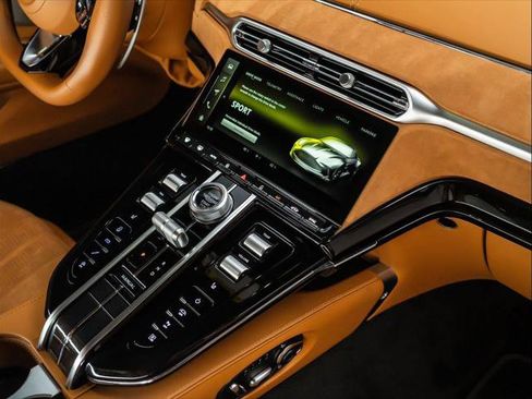 Used 2025 Aston Martin V8 Vantage Coupe RWD image 31