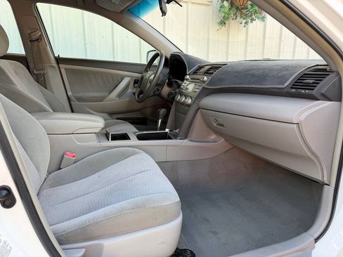 Used 2010 Toyota Camry LE FWD image 13