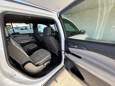 Used 2025 Chevrolet Traverse LT image 24