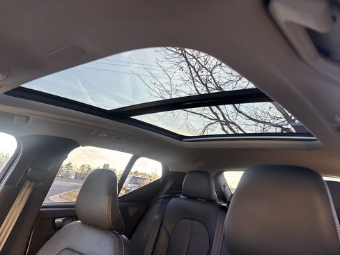 Used 2025 Volvo XC40 B5 Plus image 34