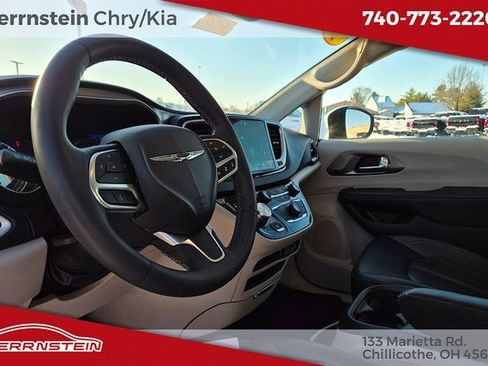 Used 2023 Chrysler Pacifica Touring-L image 19