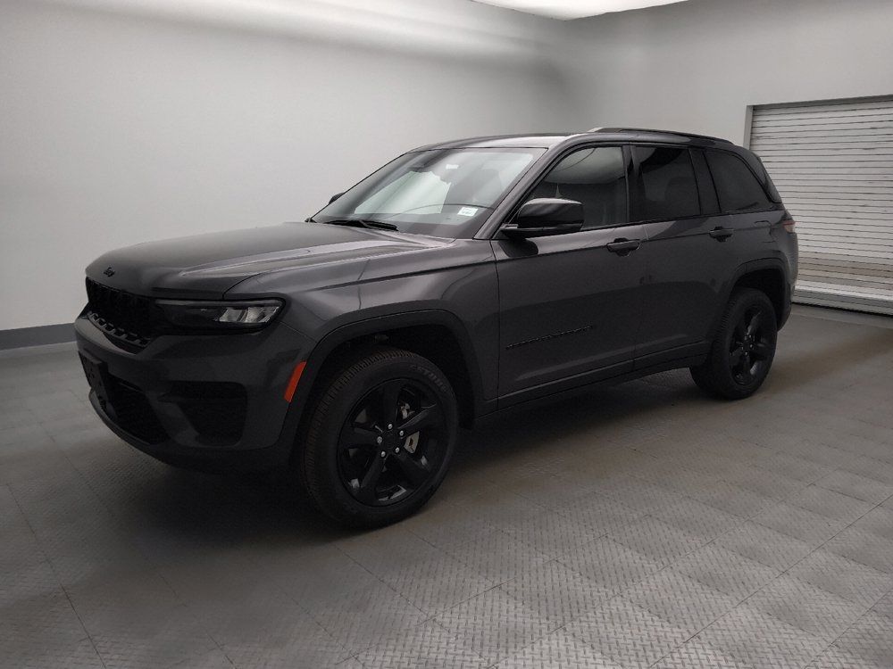 Used 2023 Jeep Grand Cherokee Altitude AWD/4WD image 2