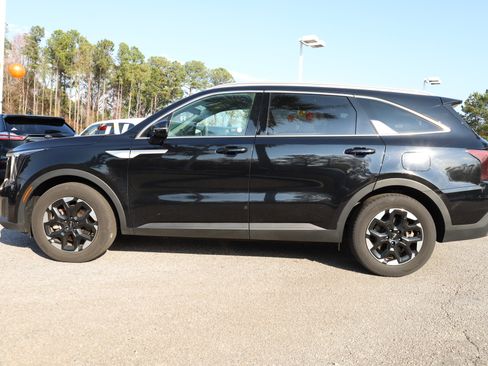 Used 2024 Kia Sorento S image 4