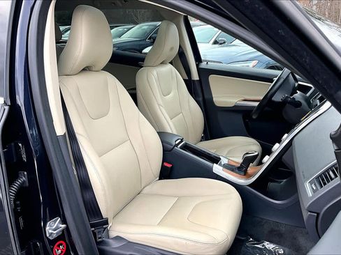 Used 2017 Volvo XC60 T5 Inscription w/ Preferred Option Package image 8