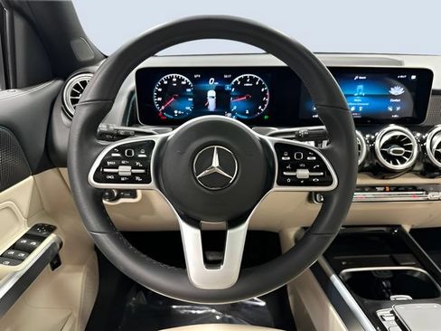 Used 2021 Mercedes-Benz GLB 250 4MATIC image 17