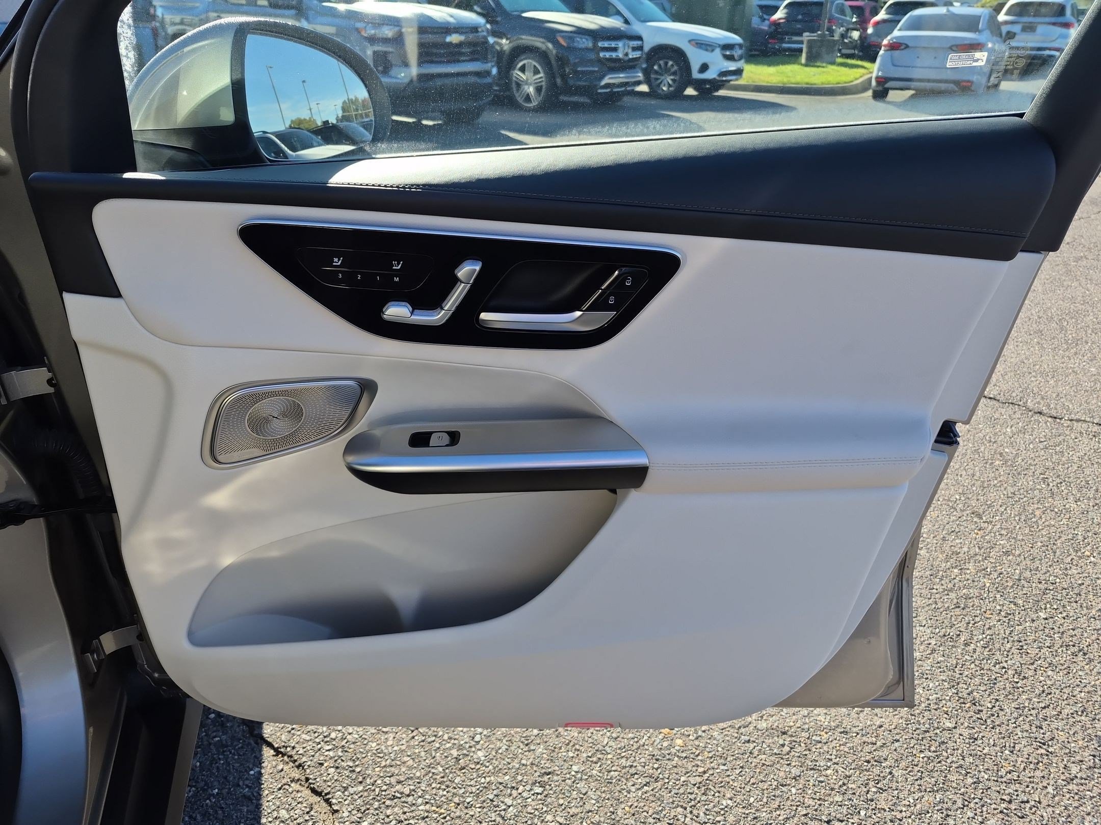 Used 2024 Mercedes-Benz GLC 300 4MATIC image 35