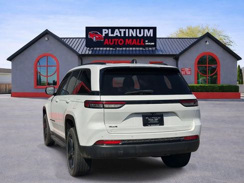 Used 2023 Jeep Grand Cherokee Altitude image 3