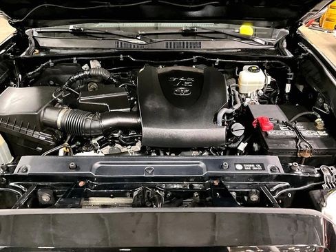 Used 2018 Toyota Tacoma TRD Off-Road w/ Technology Package image 32