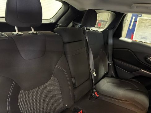 Used 2019 Jeep Cherokee Latitude w/ Cold Weather Group AWD/4WD image 10