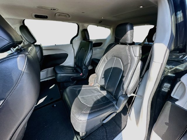 Used 2018 Chrysler Pacifica Touring-L w/ Tire & Wheel Group FWD image 24