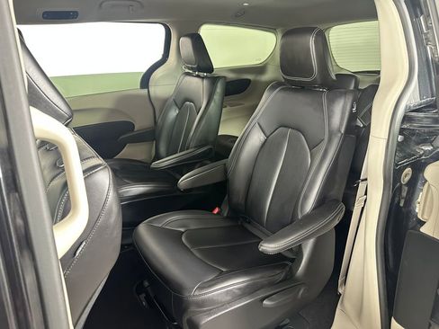 Used 2023 Chrysler Pacifica Touring-L FWD image 21