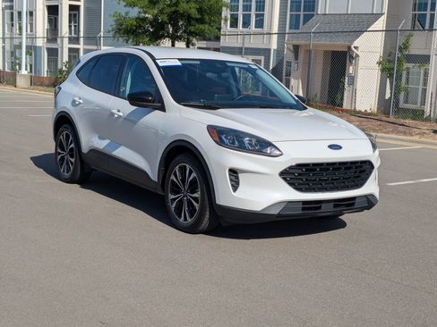 Certified 2022 Ford Escape SE w/ SE Sport Appearance Package FWD image 2
