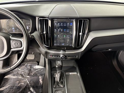 Used 2018 Volvo XC60 T6 Momentum w/ Vision Package image 25