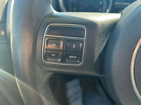 Used 2011 Jeep Grand Cherokee Laredo image 17