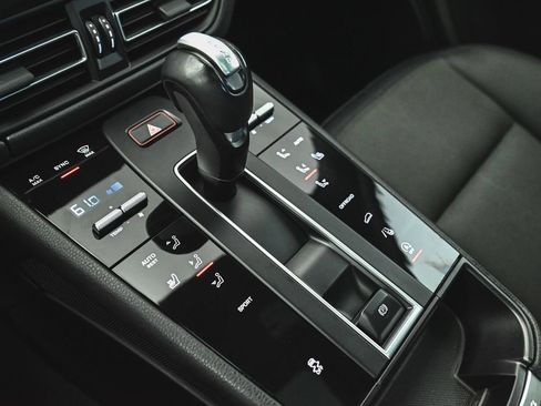 Used 2023 Porsche Macan AWD/4WD image 32