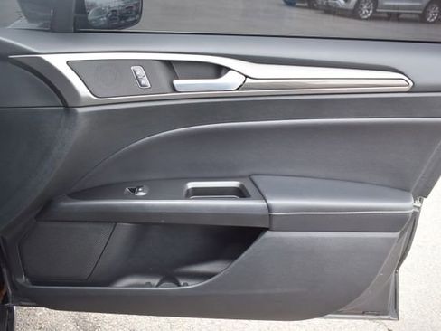 Used 2017 Ford Fusion SE image 39