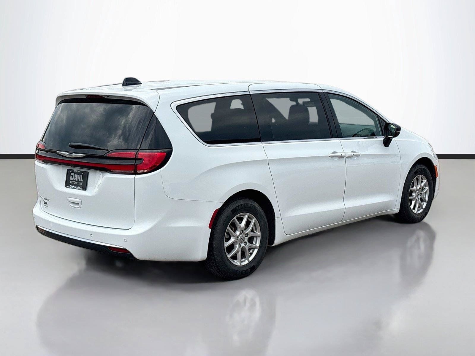 Certified 2025 Chrysler Pacifica Select FWD image 13