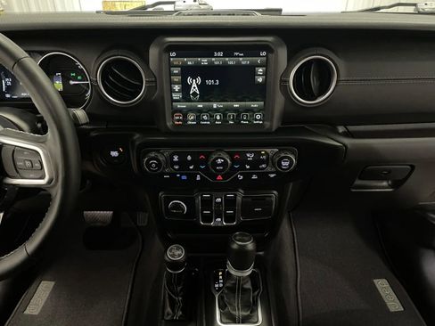 Used 2021 Jeep Wrangler Unlimited Sahara w/ Cold Weather Group AWD/4WD image 35