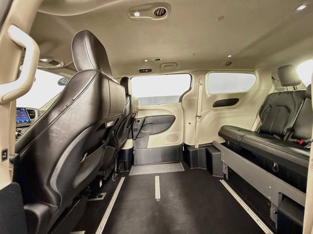 Used 2024 Chrysler Pacifica Touring-L FWD image 9