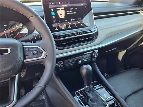 Used 2025 Jeep Compass Limited image 14